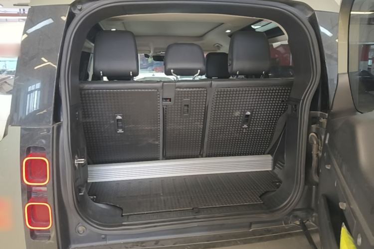 Used Land Rover Defender 2021 90 P400 X-DYNAMIC S Trunk