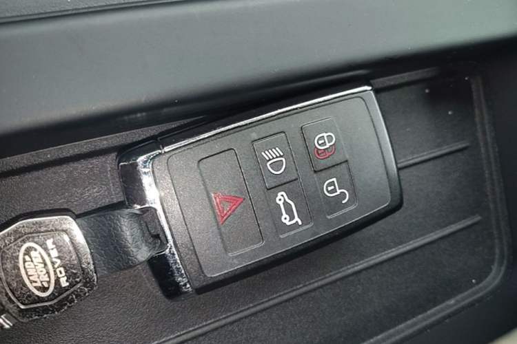 Used Land Rover Defender 2021 90 P400 Classic Reproduction Edition Vehicle Key