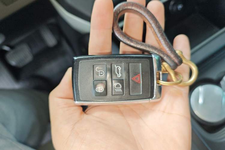 Used Land Rover Defender 2021 90 P400 Classic Reproduction Edition Vehicle Key