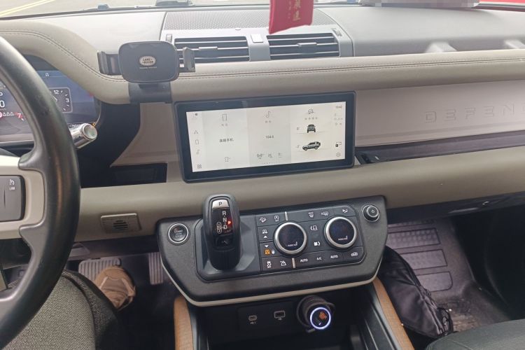Used Land Rover Defender 2021 90 P400 X-DYNAMIC S Audio And AC Panel