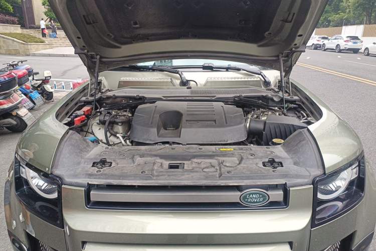 Used Land Rover Defender 2021 90 P400 X-DYNAMIC S Engine Bay