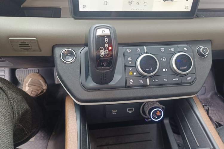 Used Land Rover Defender 2021 90 P400 X-DYNAMIC S Gear Lever