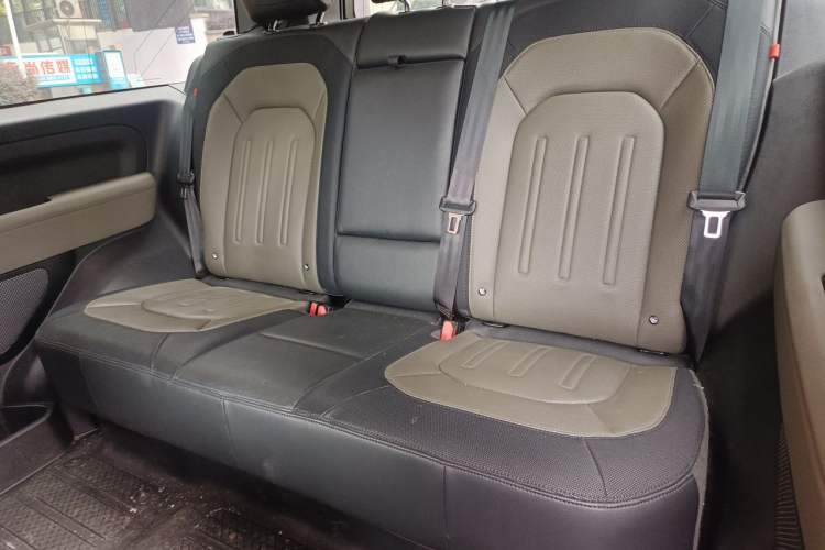 Used Land Rover Defender 2021 90 P400 X-DYNAMIC S Left Rear Seat