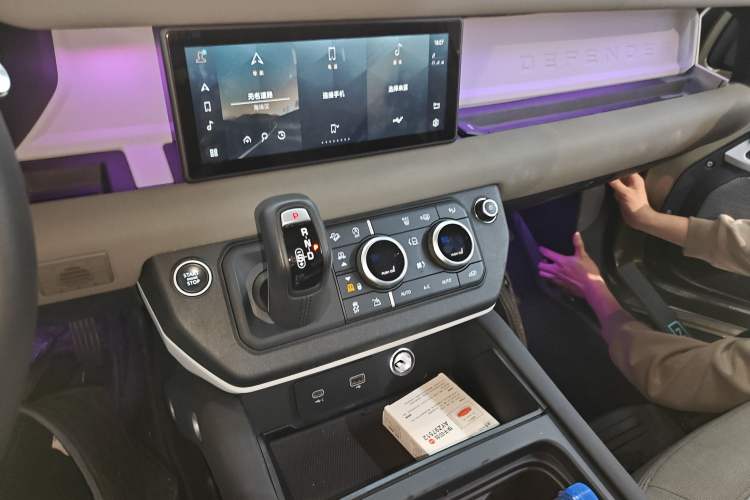 Used Land Rover Defender 2021 90 P400 Classic Reproduction Edition Audio And AC Panel