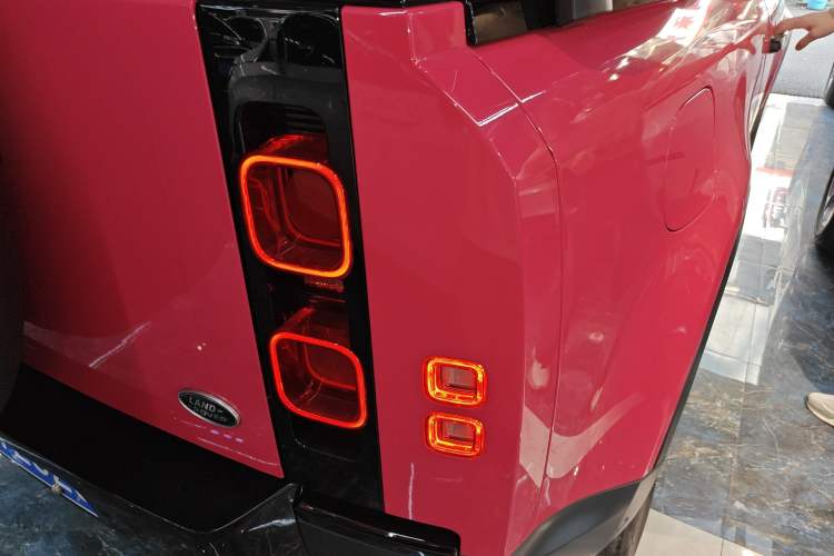 Used Land Rover Defender 2021 90 P400 Classic Reproduction Edition Exterior 6