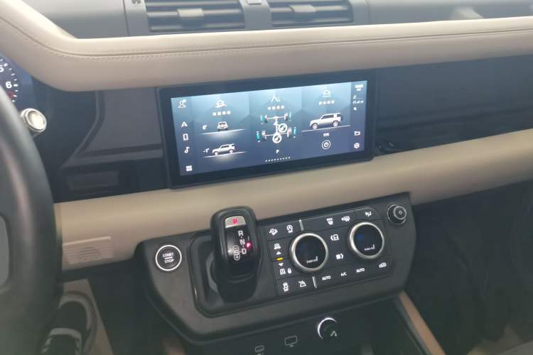 Used Land Rover Defender 2021 110 P400 X-DYNAMIC HSE Audio And AC Panel