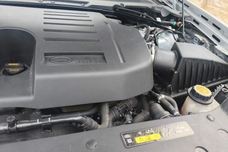 Used Land Rover Defender 2021 90 P400 Classic Reproduction Edition Engine Bay Left