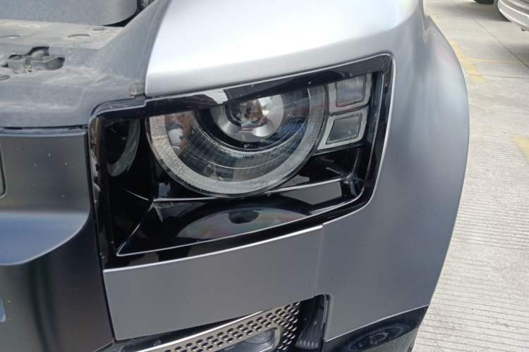 Used Land Rover Defender 2021 110 P400 X Engine Bay Left