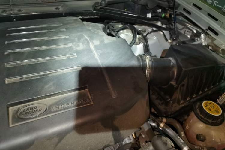 Used Land Rover Defender 2021 90 P400 Classic Reproduction Edition Engine Bay Left
