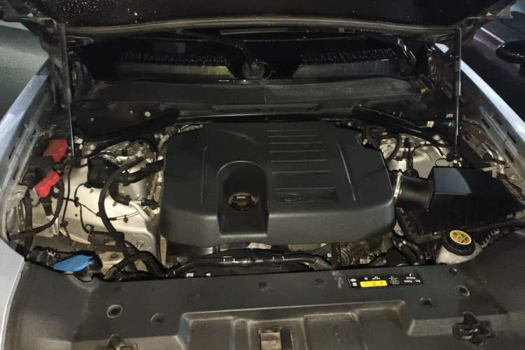 Used Land Rover Defender 2021 110 P400 X Engine Bay