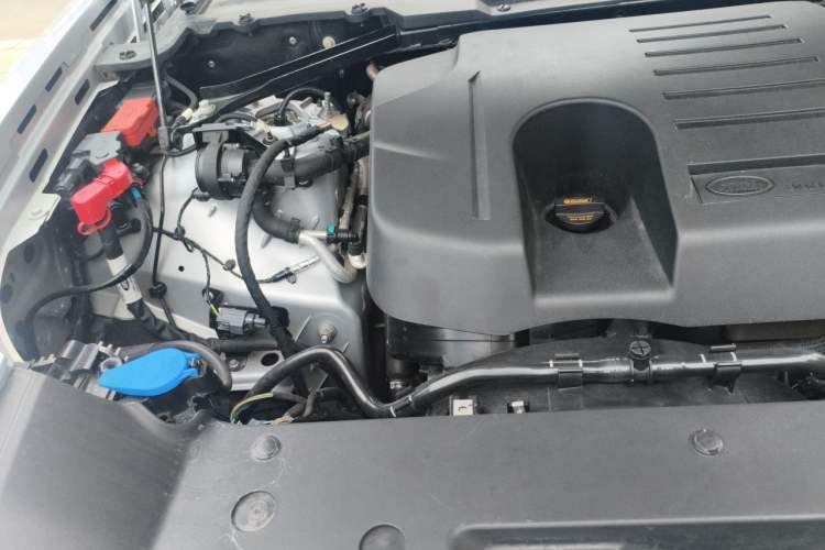 Used Land Rover Defender 2021 90 P400 Classic Reproduction Edition Engine Bay Right
