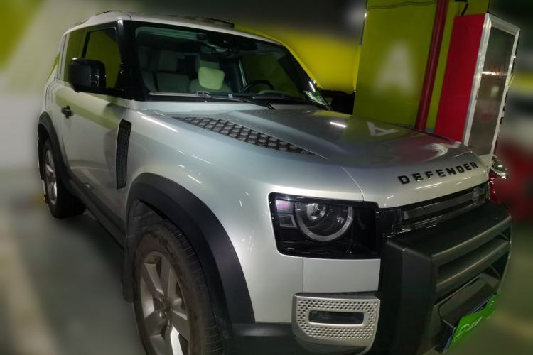 Used Land Rover Defender 2021 90 P400 Classic Reproduction Edition Front Right 45 Deg