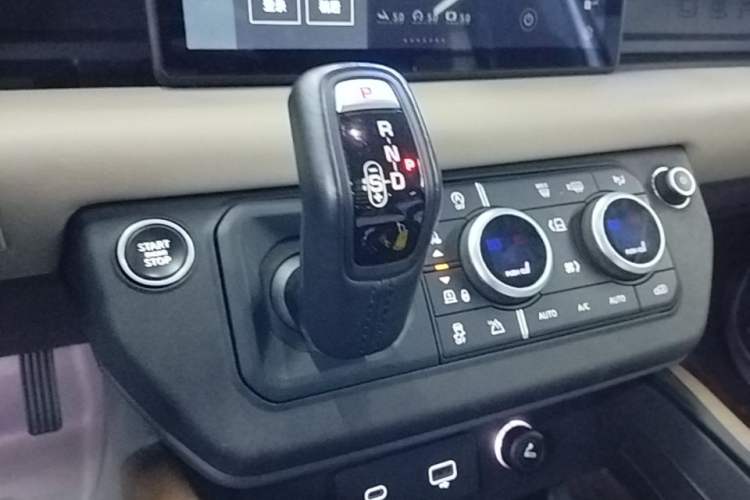 Used Land Rover Defender 2021 110 P400 X-DYNAMIC HSE Gear Lever
