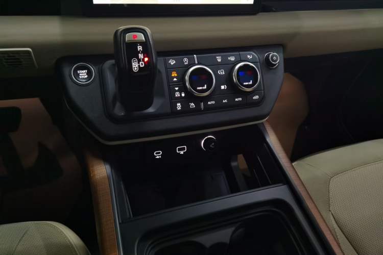 Used Land Rover Defender 2021 110 P400 SE Gear Lever