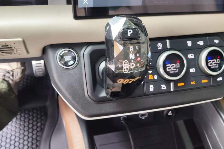 Used Land Rover Defender 2021 110 P400 Dark Special Edition Gear Lever