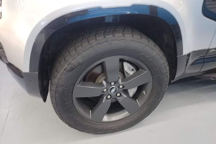 Used Land Rover Defender 2021 110 P400 X-DYNAMIC HSE Left Front Wheel Hub