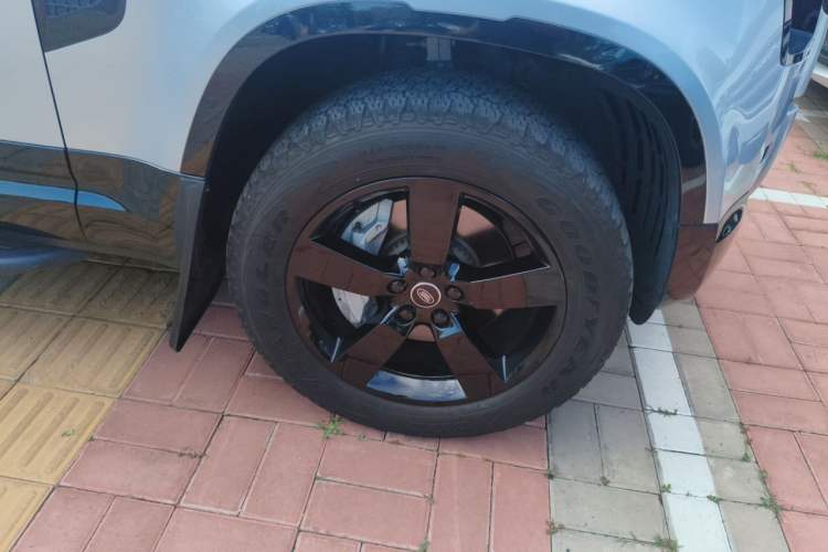 Used Land Rover Defender 2021 90 P400 Classic Reproduction Edition Right Front Wheel Hub