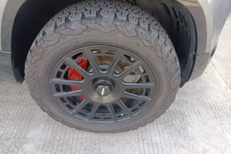 Used Land Rover Defender 2021 110 P400 X Right Front Wheel Hub