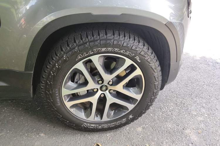 Used Land Rover Defender 2021 110 P400 Dark Special Edition Right Front Wheel Hub
