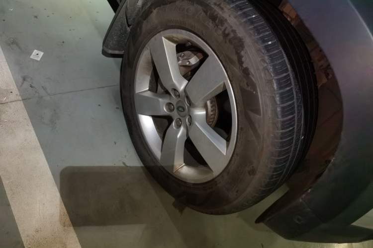 Used Land Rover Defender 2021 90 P400 Classic Reproduction Edition Right Front Wheel Hub