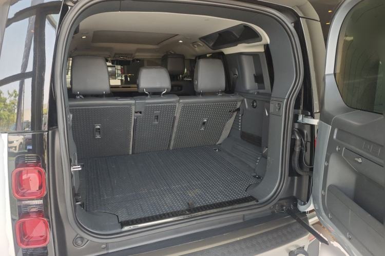 Used Land Rover Defender 2021 110 P400 X-DYNAMIC HSE Trunk