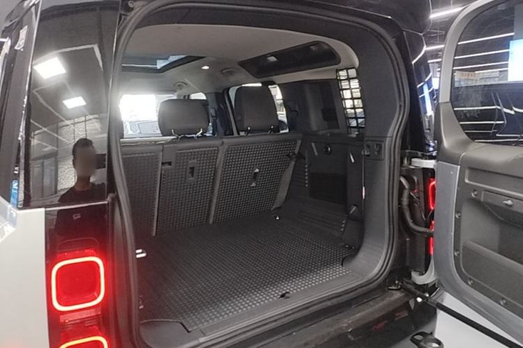 Used Land Rover Defender 2021 110 P400 X-DYNAMIC HSE Trunk