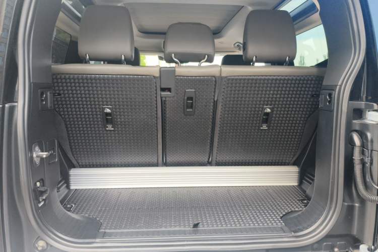 Used Land Rover Defender 2021 90 P400 Classic Reproduction Edition Trunk