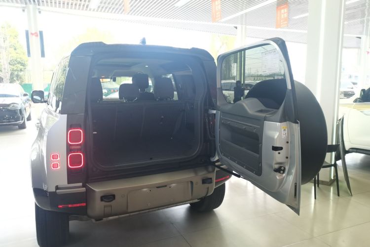 Used Land Rover Defender 2021 110 P400 X-DYNAMIC HSE Trunk
