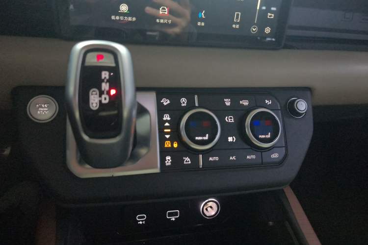 Used Land Rover Defender 2021 110 P400 X-DYNAMIC HSE Audio And AC Panel