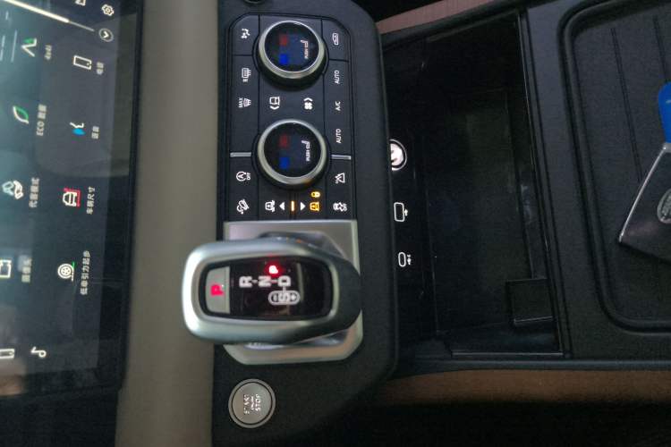 Used Land Rover Defender 2021 110 P400 X-DYNAMIC HSE Gear Lever