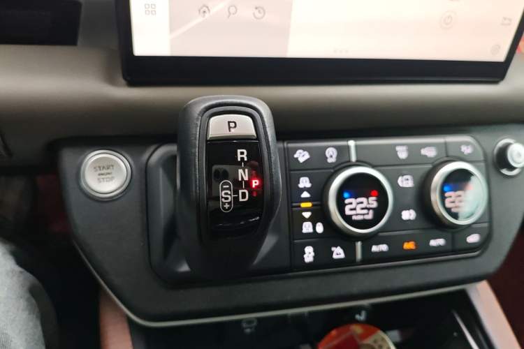 Used Land Rover Defender 2021 110 P400 X-DYNAMIC HSE Gear Lever