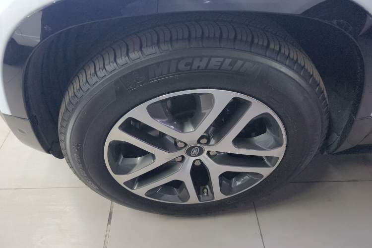Used Land Rover Defender 2021 110 P400 X-DYNAMIC HSE Left Front Wheel Hub