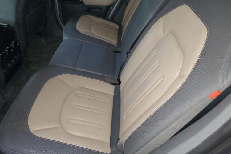 Used Land Rover Defender 2021 110 P400 X-DYNAMIC HSE Left Rear Seat