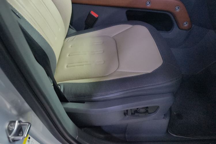 Used Land Rover Defender 2021 110 P400 X-DYNAMIC HSE Right Front Seat