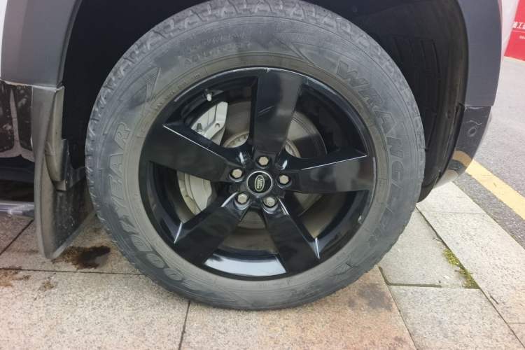 Used Land Rover Defender 2021 110 P400 X-DYNAMIC HSE Right Front Wheel Hub