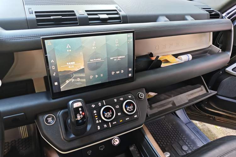 Used Land Rover Defender 2022 110 P400 Dark Edition Audio And AC Panel