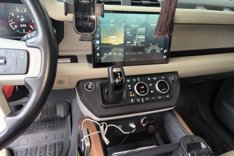 Used Land Rover Defender 2022 90 2.0T P300 Tiger-Power Ambition Edition Audio And AC Panel