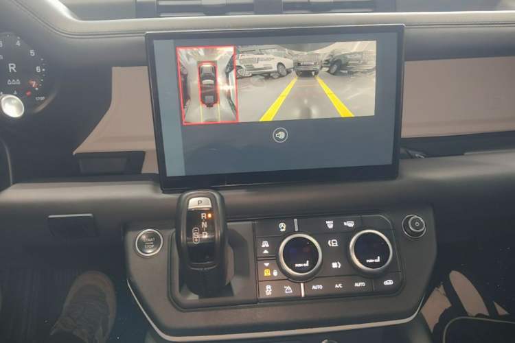 Used Land Rover Defender 2022 110 P400 X-DYNAMIC HSE Audio And AC Panel