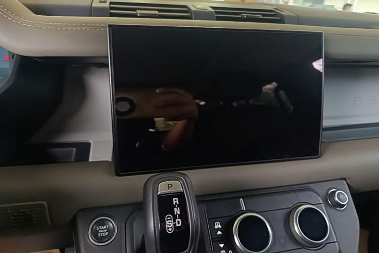 Used Land Rover Defender 2022 110 P400 X-DYNAMIC HSE Audio And AC Panel