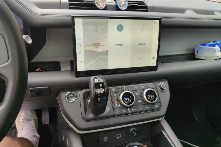 Used Land Rover Defender 2022 110 P400 X-DYNAMIC HSE Audio And AC Panel