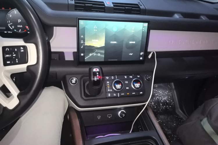 Used Land Rover Defender 2022 110 P400 X-DYNAMIC HSE Audio And AC Panel
