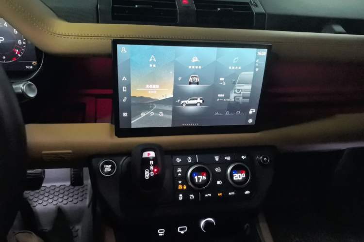 Used Land Rover Defender 2022 110 P400 X Audio And AC Panel