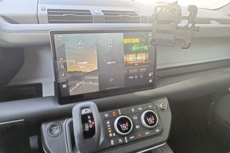Used Land Rover Defender 2022 110 P400 X Audio And AC Panel