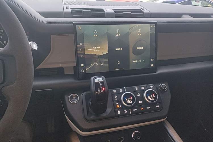 Used Land Rover Defender 2022 110 P400 X-DYNAMIC HSE Audio And AC Panel
