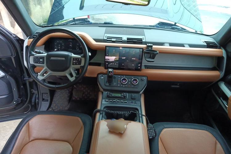 Used Land Rover Defender 2022 110 P400 X-DYNAMIC HSE Center Console