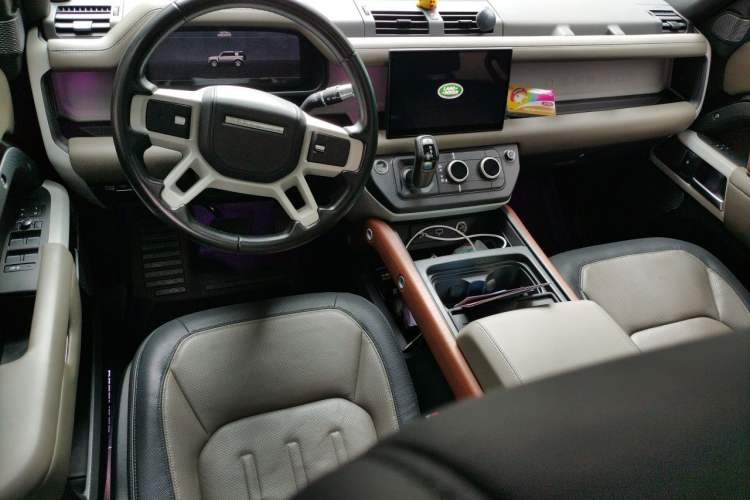 Used Land Rover Defender 2022 110 P400 X-DYNAMIC HSE Center Console