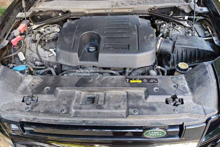 Used Land Rover Defender 2022 110 P400 Dark Edition Engine Bay