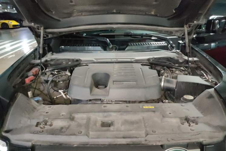 Used Land Rover Defender 2022 110 P400 X-DYNAMIC HSE Engine Bay