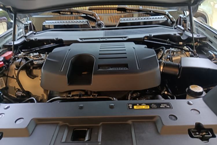 Used Land Rover Defender 2022 90 3.0T P400 XS Engine Bay