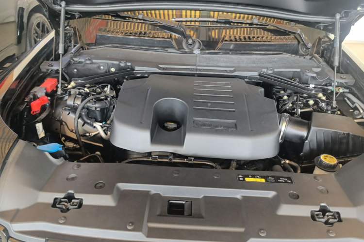 Used Land Rover Defender 2022 110 P400 X-DYNAMIC HSE Engine Bay